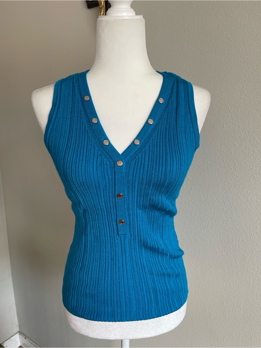 White House Black Market Teal Ribbed V‑Neck Sleeveless Top